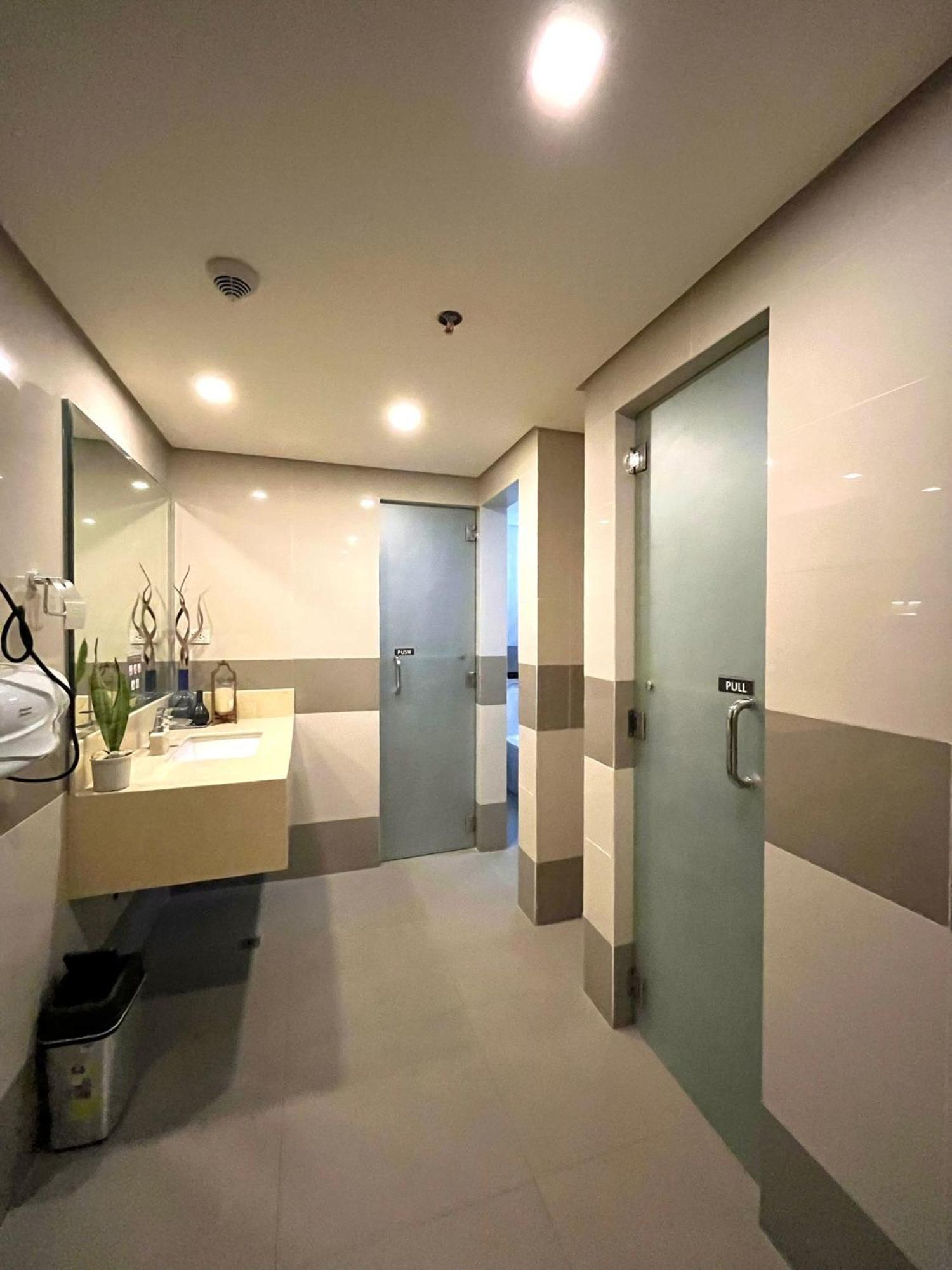 Studio At 81 Newport Boulevard Near Naia With Free Access To All Amenities Up To 2 Pax Manille Extérieur photo